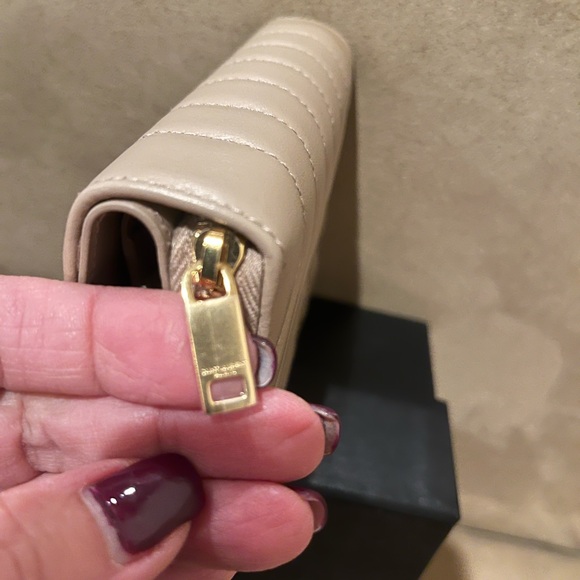 Saint Laurent Joan bifold Beige Chevron Wallet, authentic - Picture 11 of 12